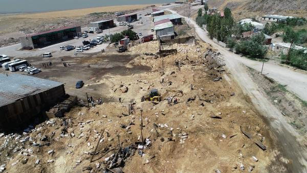VAN\'da Samancılar Sitesi\'nde Yangın: 7 Saman Deposu Yandı, 50 Milyon TL Zarar