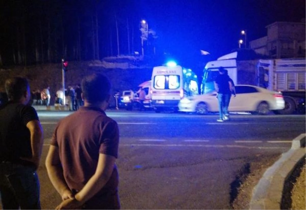 Siirt\'te Ambulans ile TIR Çarpıştı: 1 Sağlık Personeli Yaralandı