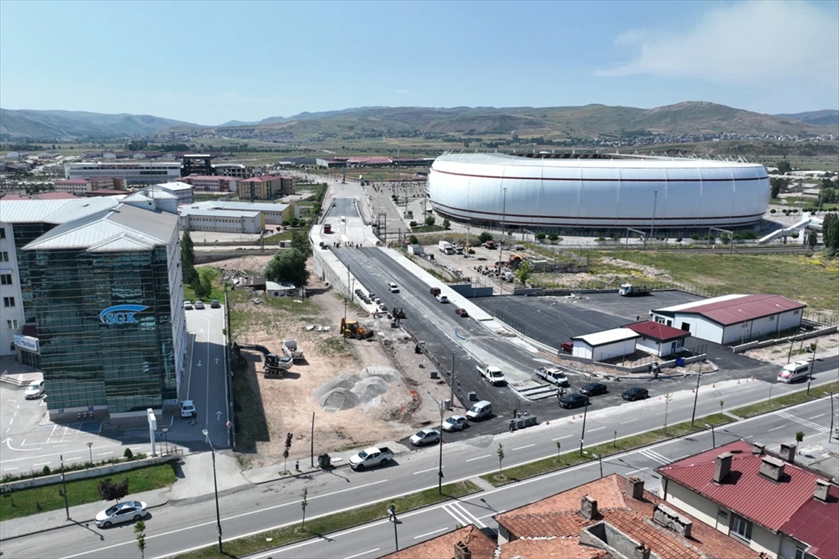 Sivas Belediyesi Stadyum Üst Geçit ve Bağlantı Yolunda Son Rötuşları Yapıyor