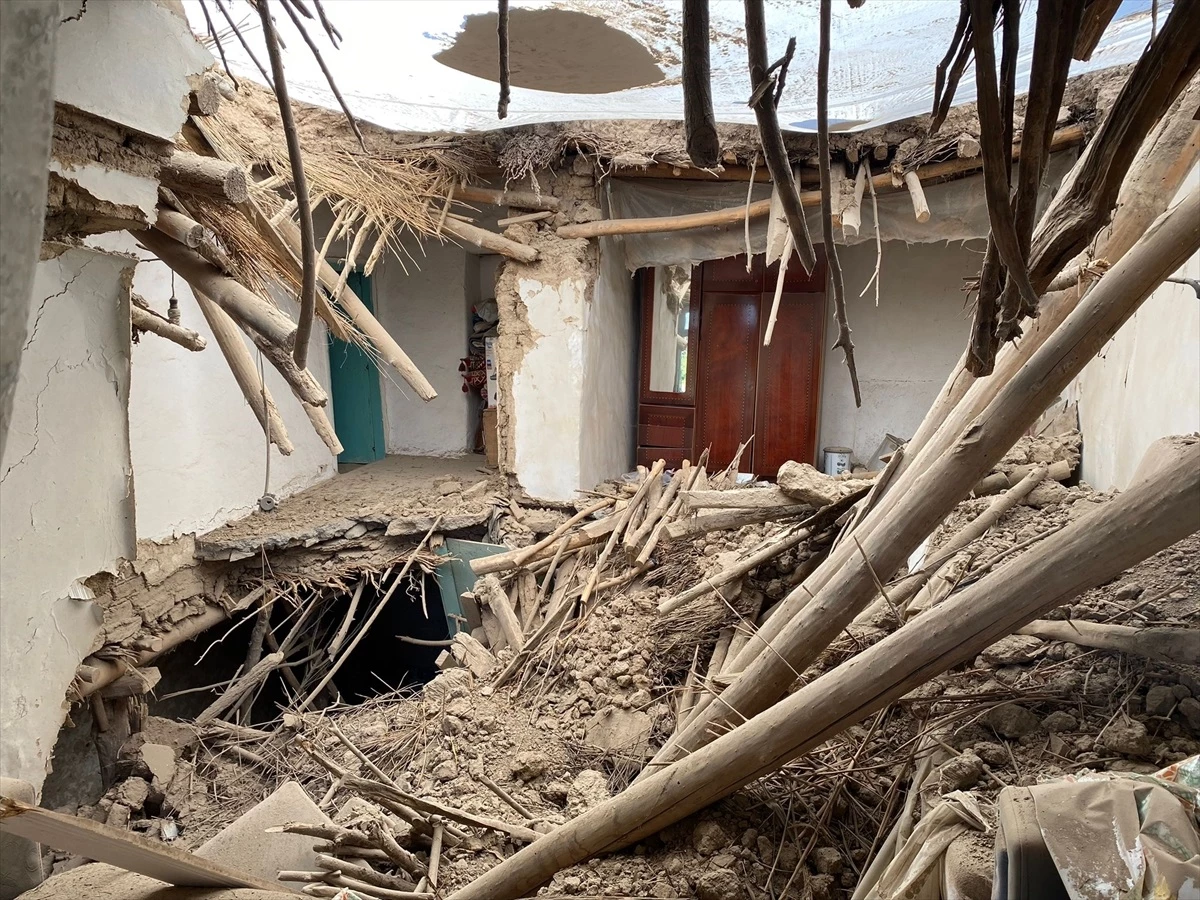 Tunceli\'de kerpiç evin damı çöktü, bir kişi yaralandı