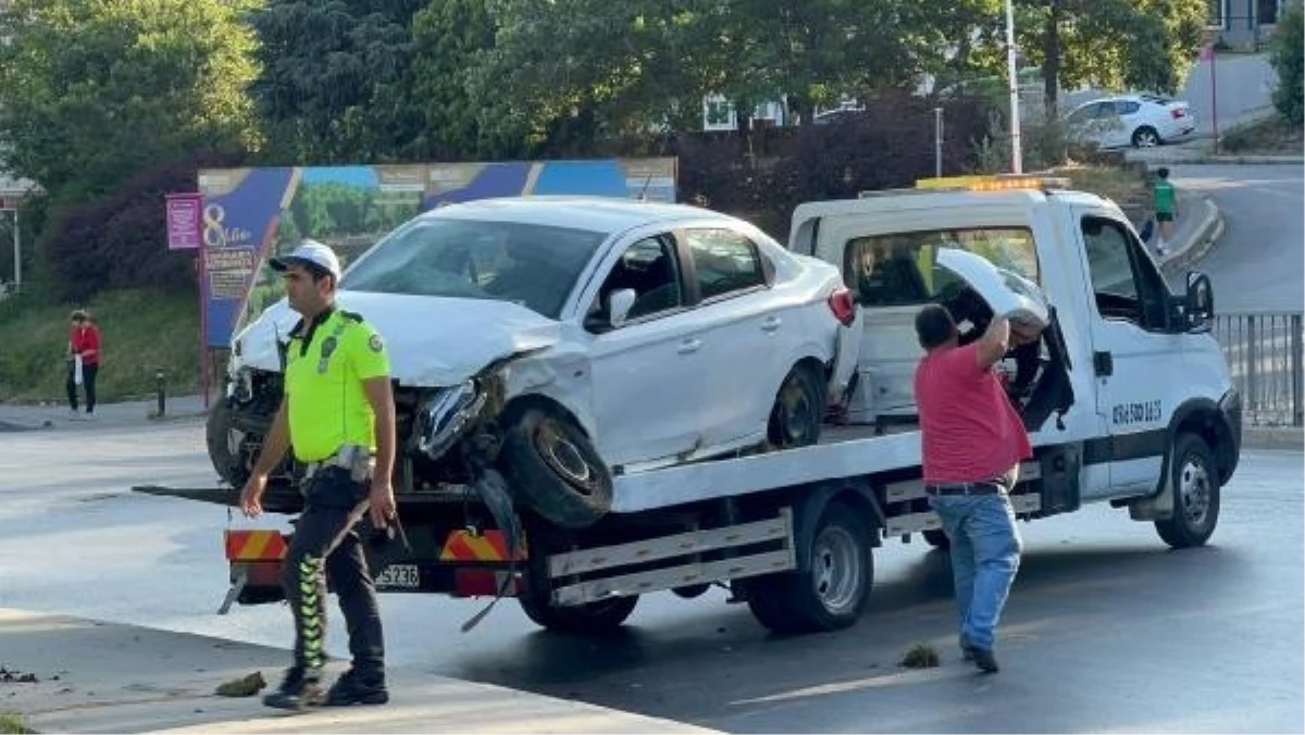 Üsküdar\'da otomobil kaza yaptı: 3 kişi yaralandı