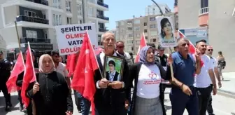 Van'da dağa kaçırılan çocukları ile eylem yapan aileler, 60'ncı haftada da HDP binası önüne yürüyüp, slogan attı