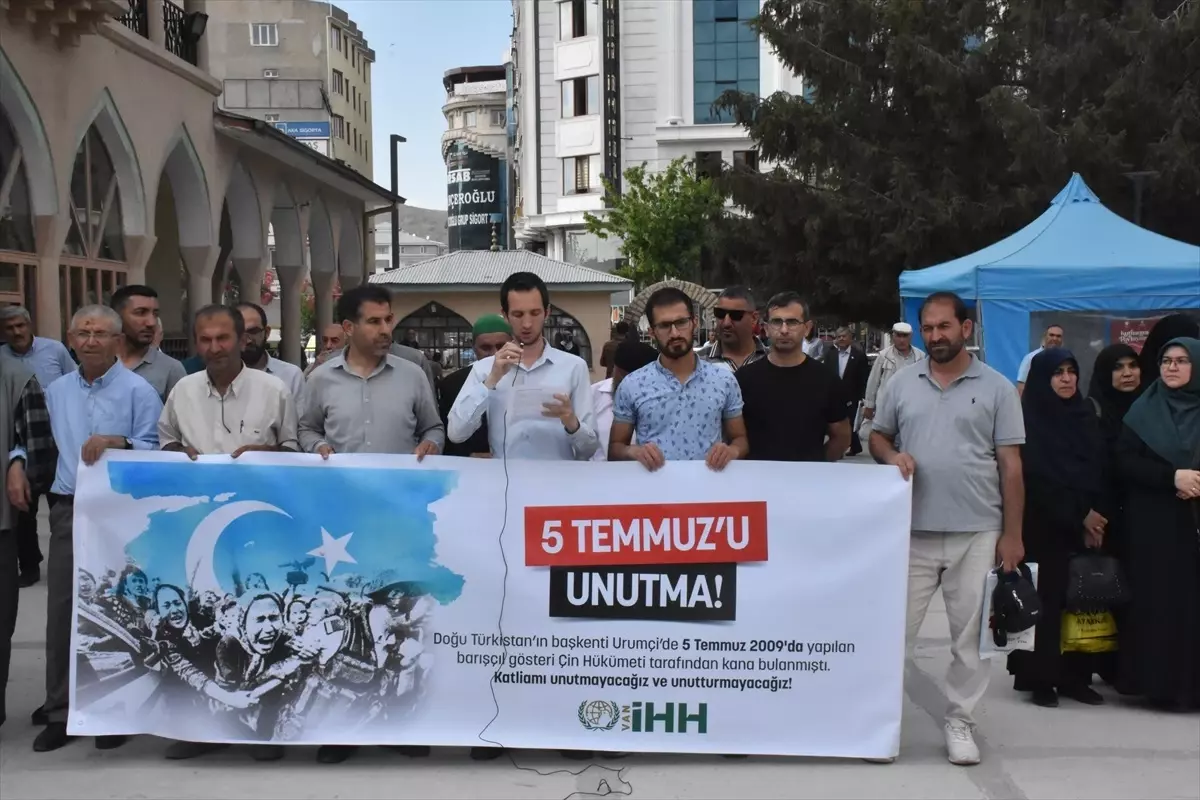 Van\'da Urumçi Katliamı Protesto Edildi