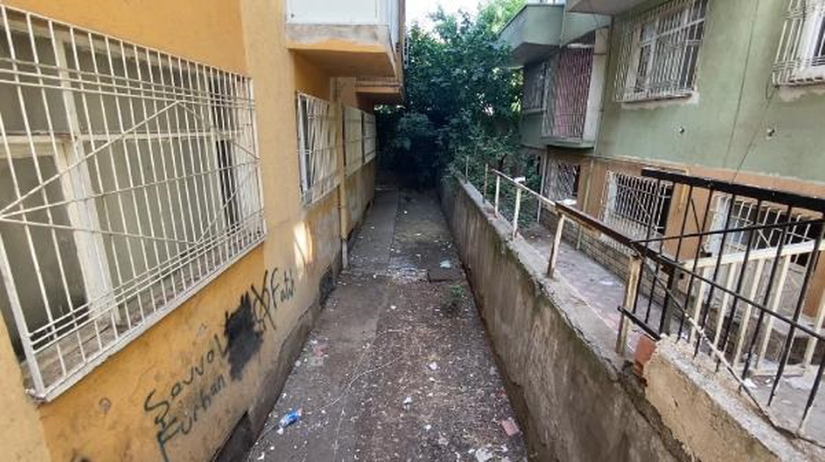 Diyarbakır\'da 15 yaşındaki kız, açık pencereden düşerek yoğun bakıma alındı