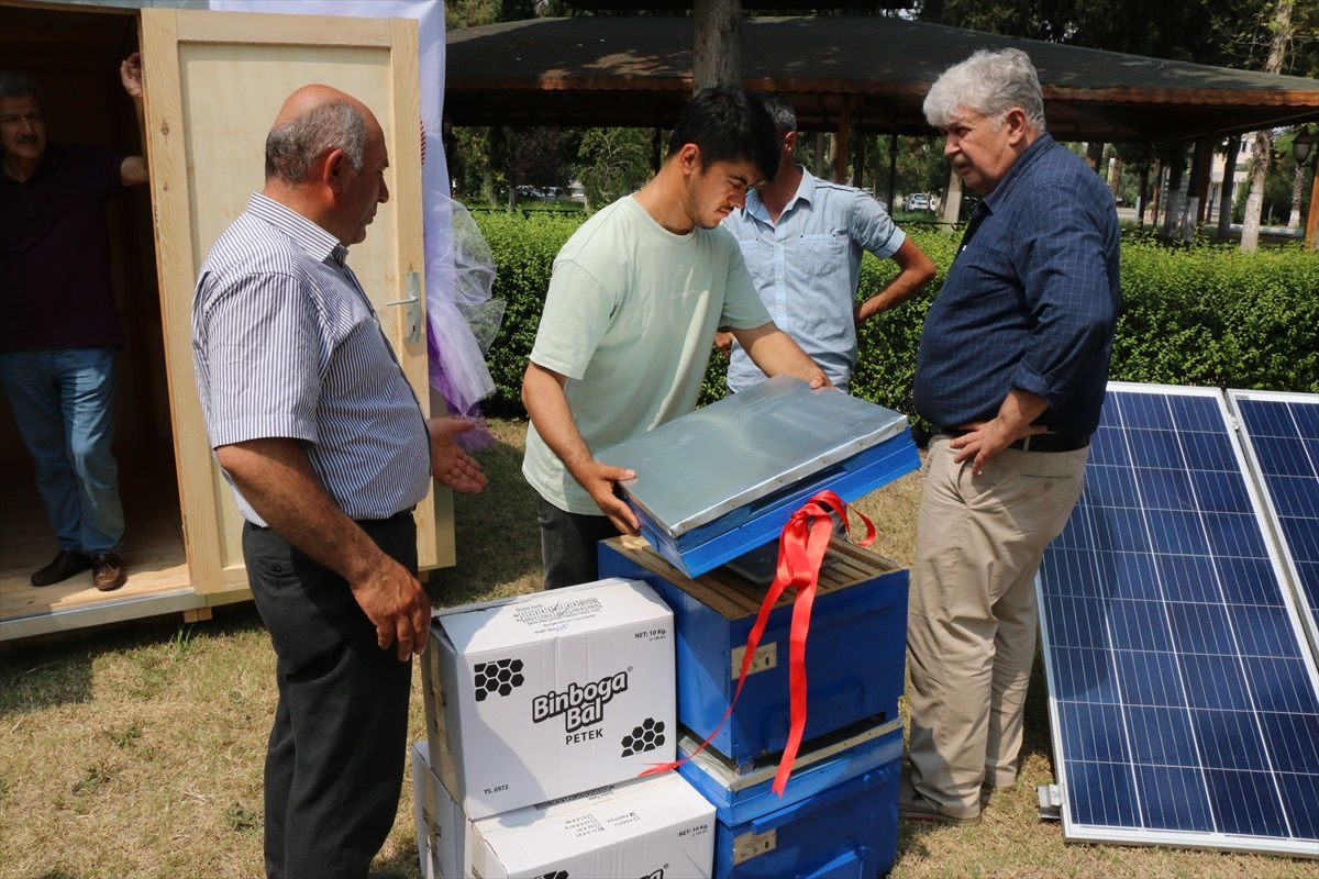 Adana\'da 3 Genç Arıcıya Kovan ve Malzeme Desteği Verildi