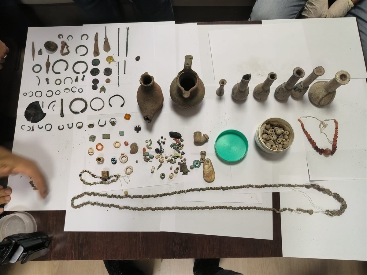 Ağrı\'da Tarihi Eser Niteliğinde Altın Sikke ve Kolyeler Ele Geçirildi