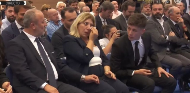 Arda Güler'in Real Madrid'e imza attığı törene damga vuran an! Annesi gözyaşlarına boğuldu