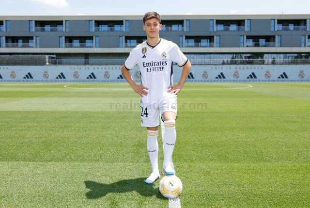 Arda Güler, Real Madrid formasını ilk kez giydi! İlk işi armayı öpmek oldu Arda Güler, Real Madrid formasını ilk kez giydi! İlk işi armayı öpmek oldu