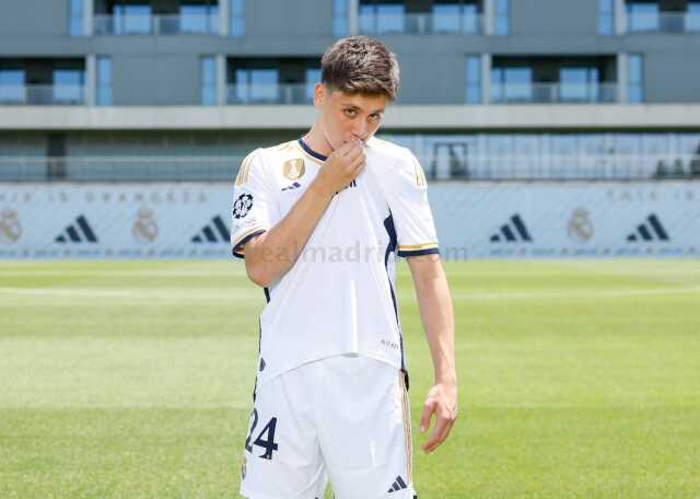 Arda Güler, Real Madrid formasını ilk kez giydi! İlk işi armayı öpmek oldu Arda Güler, Real Madrid formasını ilk kez giydi! İlk işi armayı öpmek oldu
