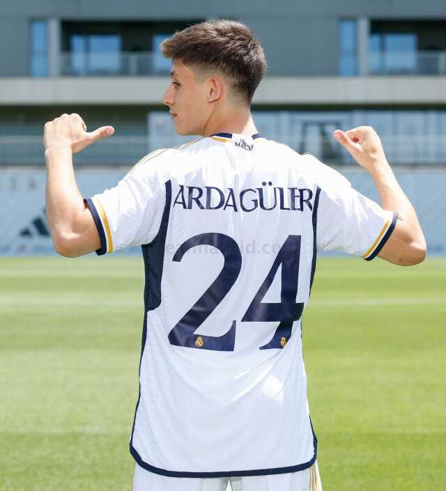 Arda Güler, Real Madrid formasını ilk kez giydi! İlk işi armayı öpmek oldu Arda Güler, Real Madrid formasını ilk kez giydi! İlk işi armayı öpmek oldu