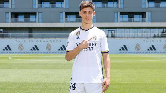 Arda Güler, Real Madrid formasını ilk kez giydi! İlk işi armayı öpmek oldu Arda Güler, Real Madrid formasını ilk kez giydi! İlk işi armayı öpmek oldu