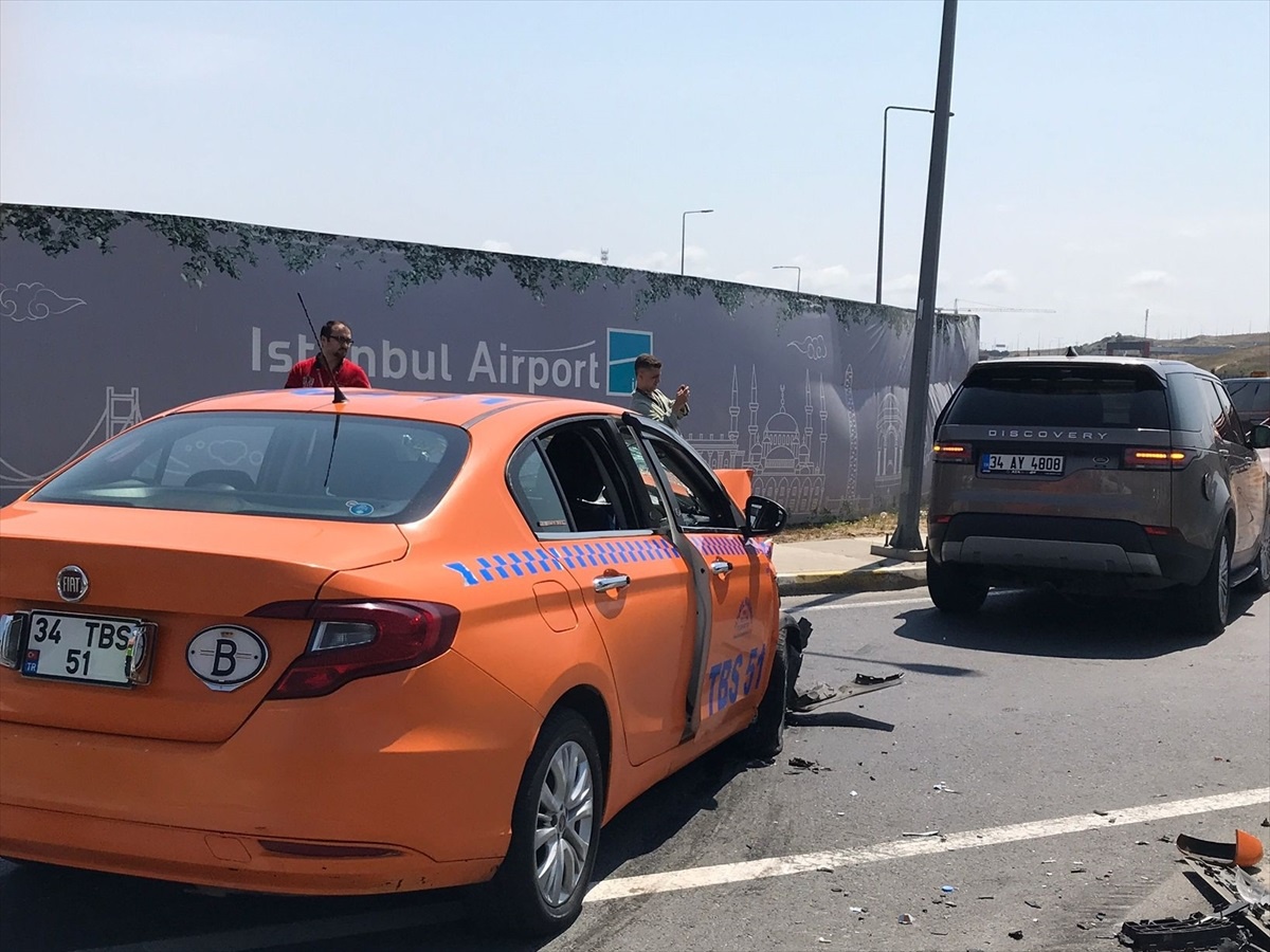 İstanbul Havalimanı çıkışında kaza: 3 kişi yaralandı