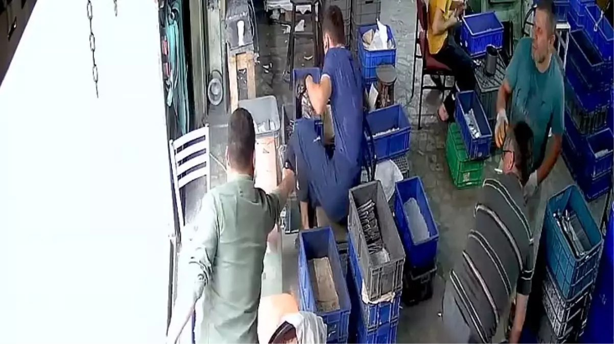 Zeytinburnu\'nda Kulaklıkla Müzik Dinleyen İş Arkadaşı Tabancayla Vuruldu