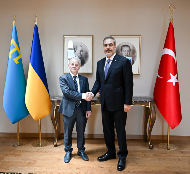 Bakan Fidan, Kırım Tatar Türklerinin lideri Mustafa Kırımoğlu ile görüştü