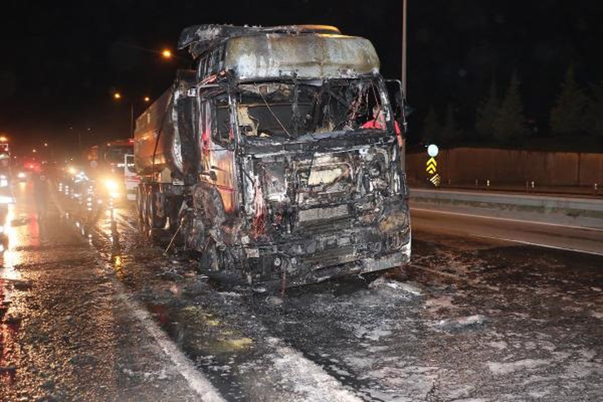 Eskişehir\'de Alkollü Sürücünün Kontrolünden Çıkan TIR Alev Aldı