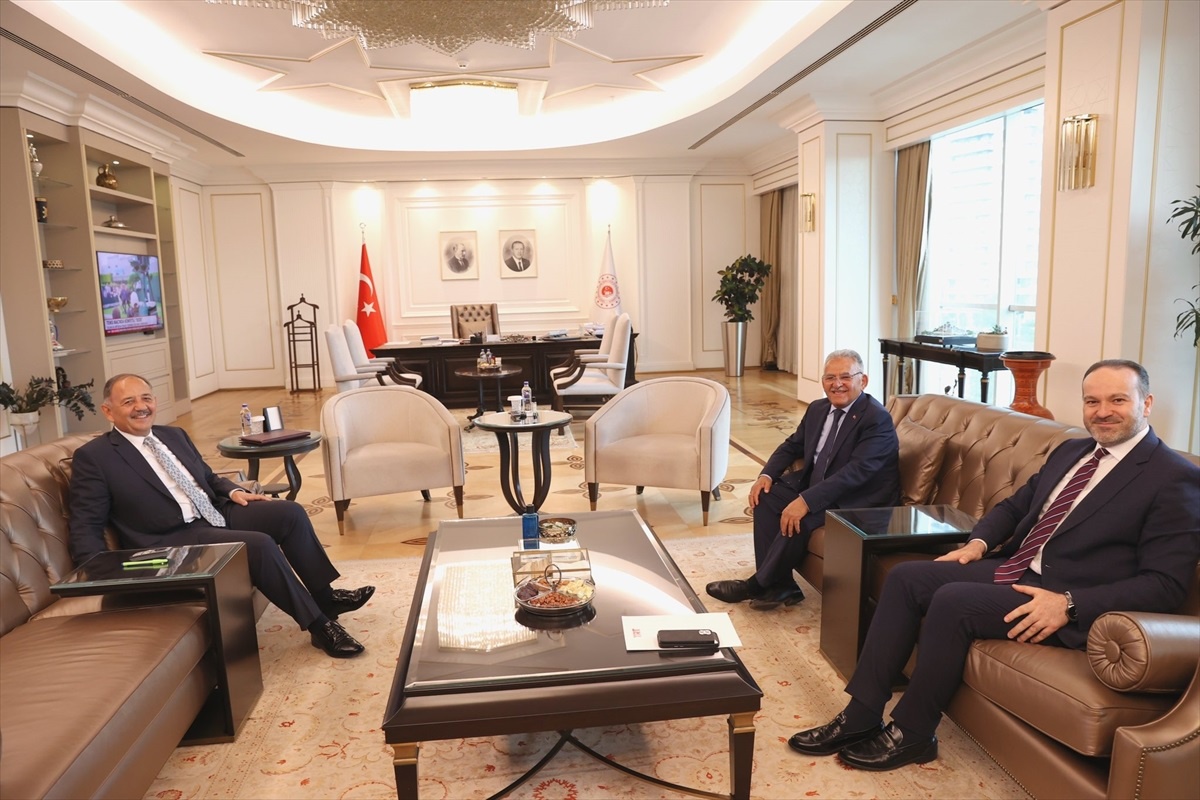 Kayseri Büyükşehir Belediye Başkanı Memduh Büyükkılıç, Çevre, Şehircilik ve İklim Değişikliği Bakanı Mehmet Özhaseki\'yi ziyaret etti