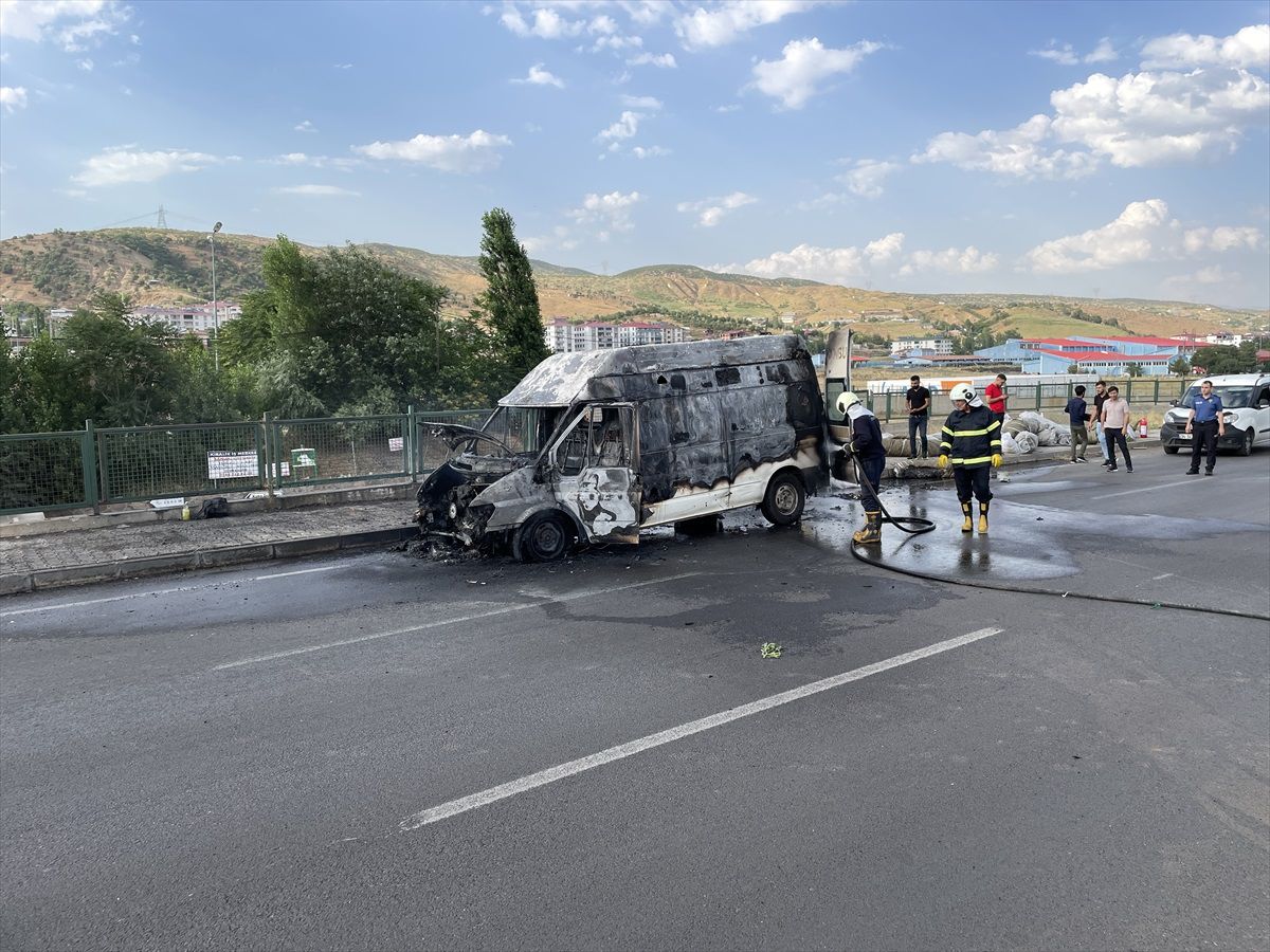 Bingöl\'de minibüste çıkan yangın söndürüldü