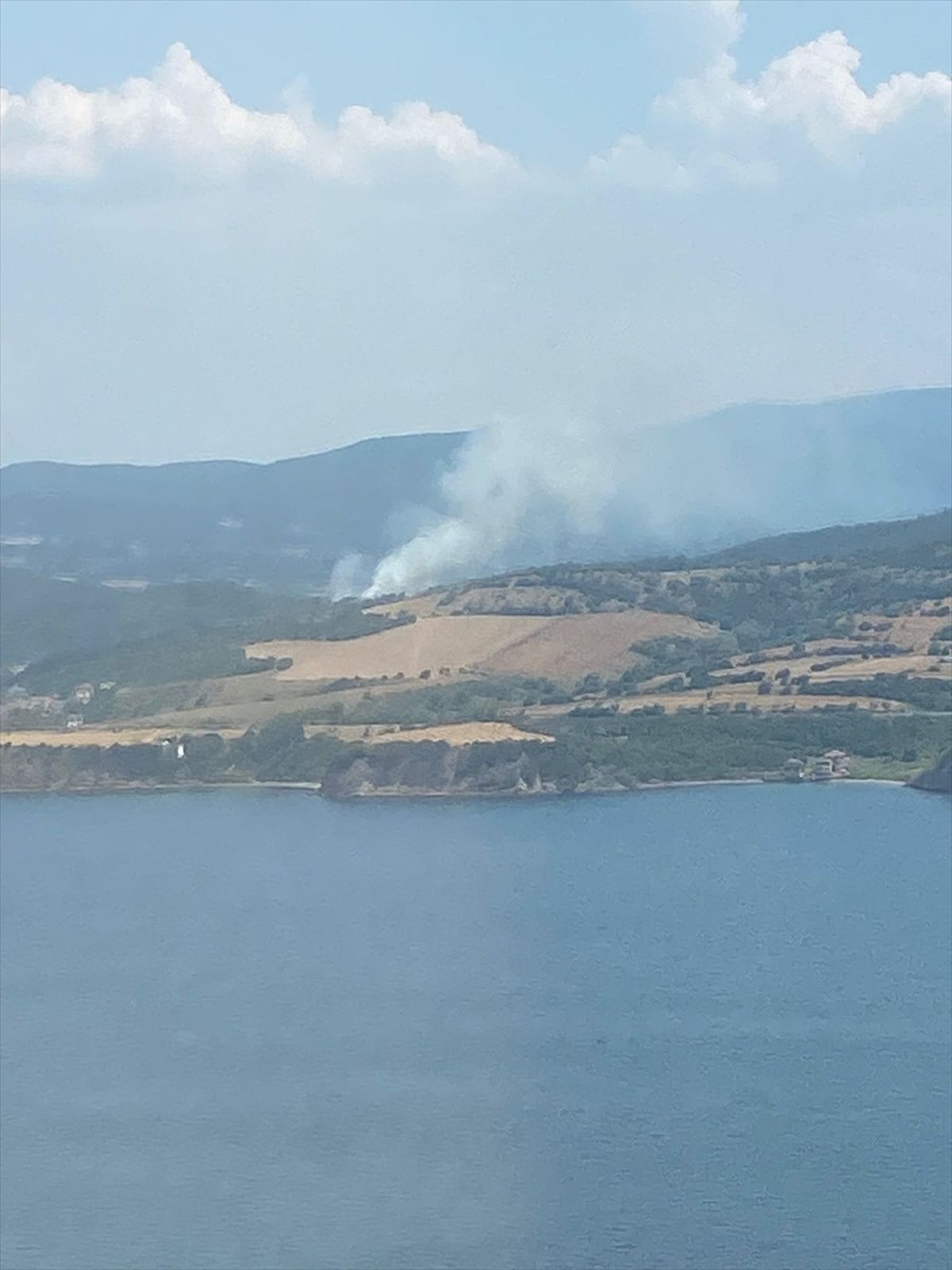 Çanakkale Lapseki\'de Orman Yangını Kontrol Altına Alınmaya Çalışılıyor