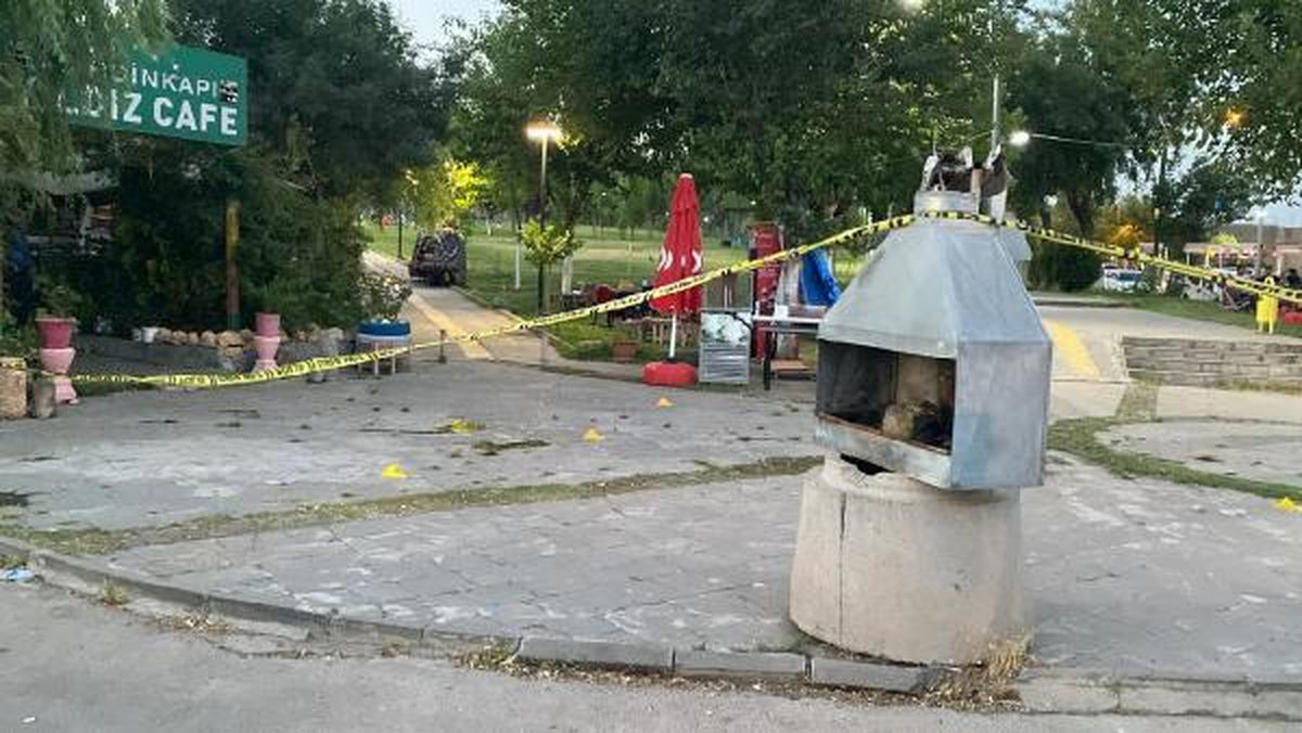 Diyarbakır\'da Kafe Önünde Silahlı Kavga: 2 Yaralı