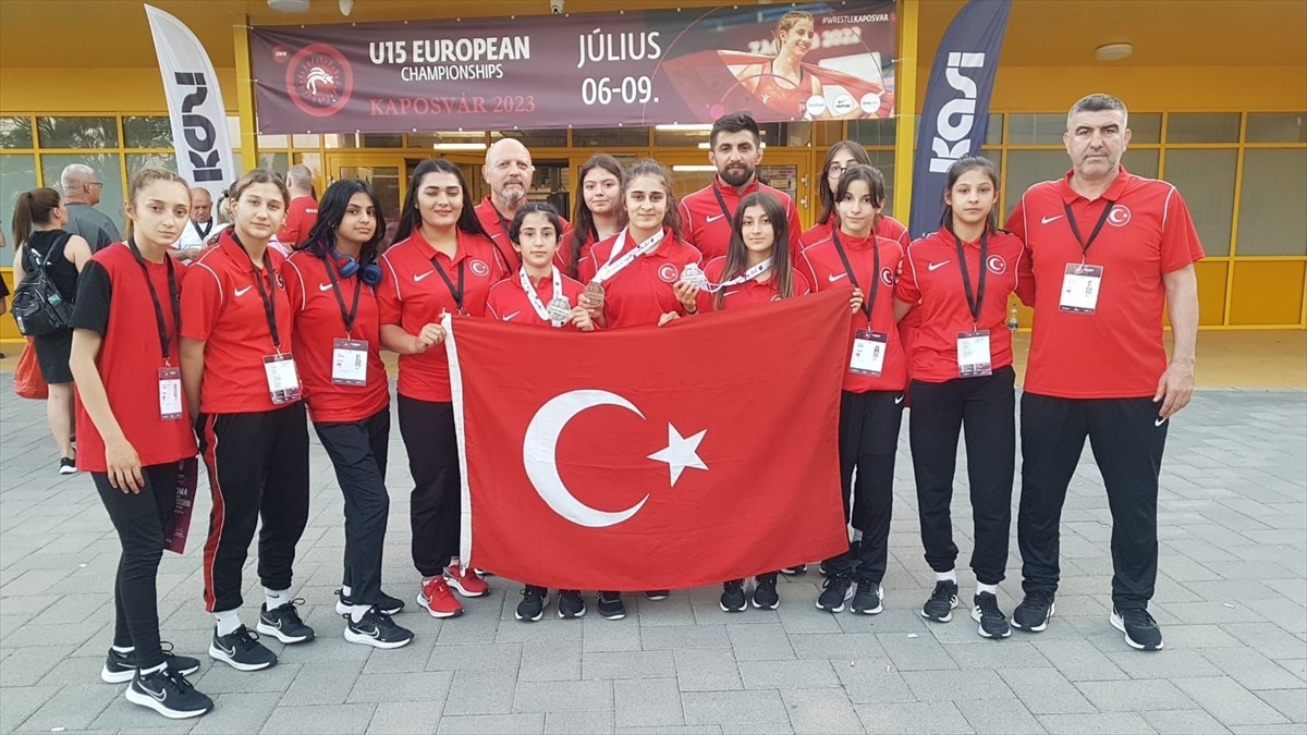 Milli güreşçiler Macaristan\'da madalyalar kazandı