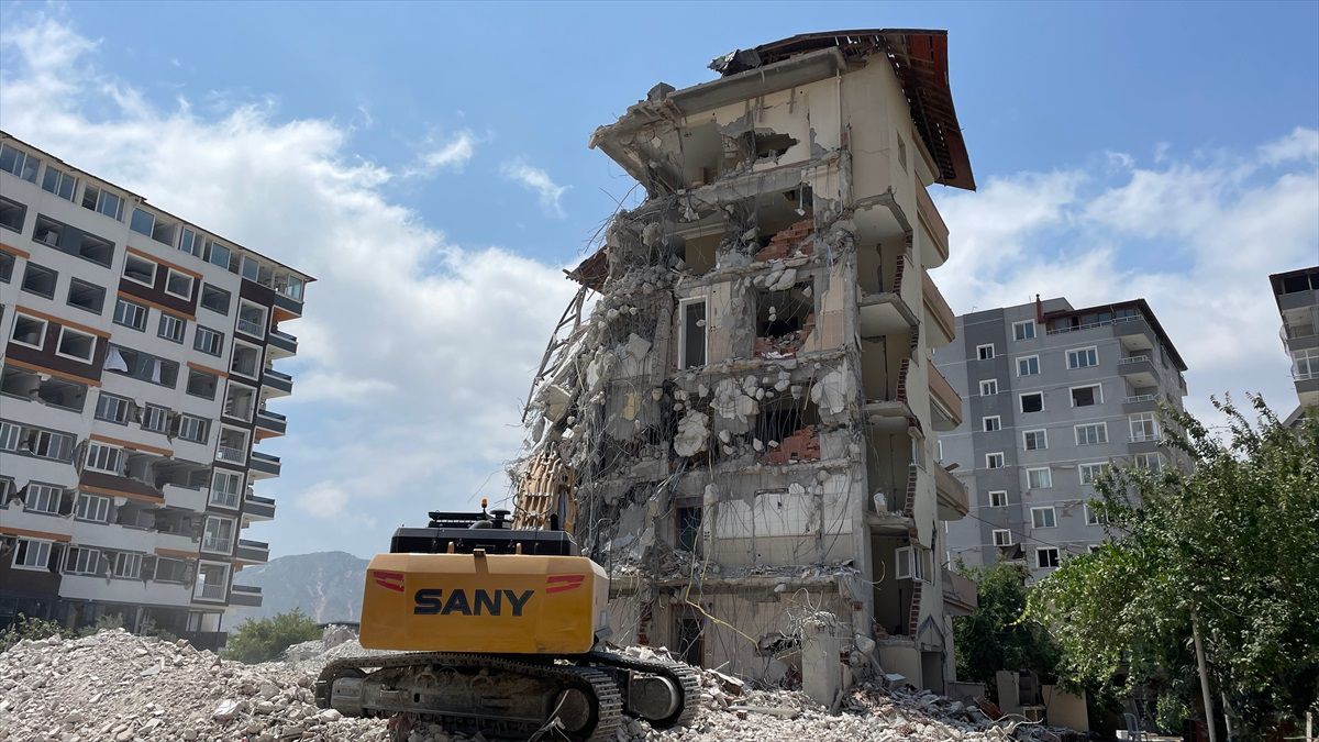 Hatay\'da depremden etkilenen ağır hasarlı binalar yıkıldı
