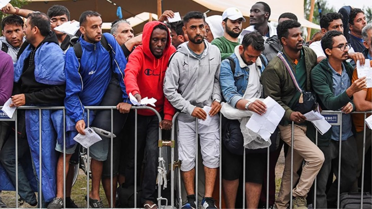 Mültecilerin geri dönmesini öngören iltica planı nedeniyle krize giren Hollanda\'da hükümet düştü