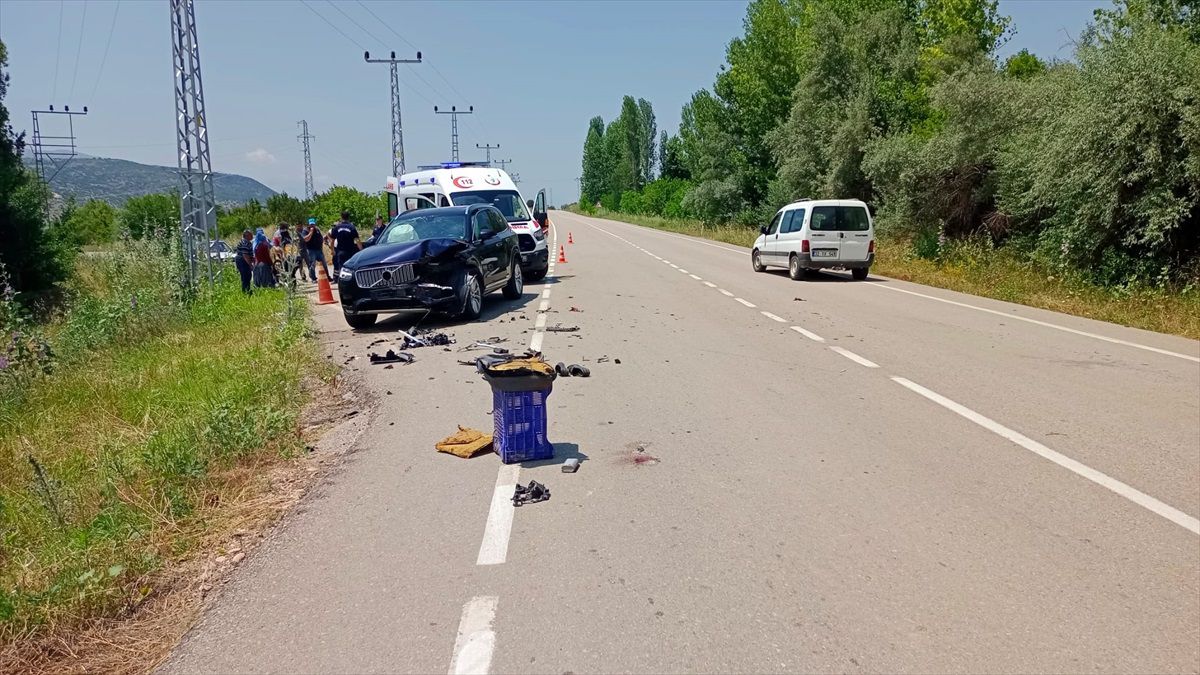 Isparta\'da otomobil ile tarım aracının çarpışması sonucu 1 kişi öldü, 3 kişi yaralandı