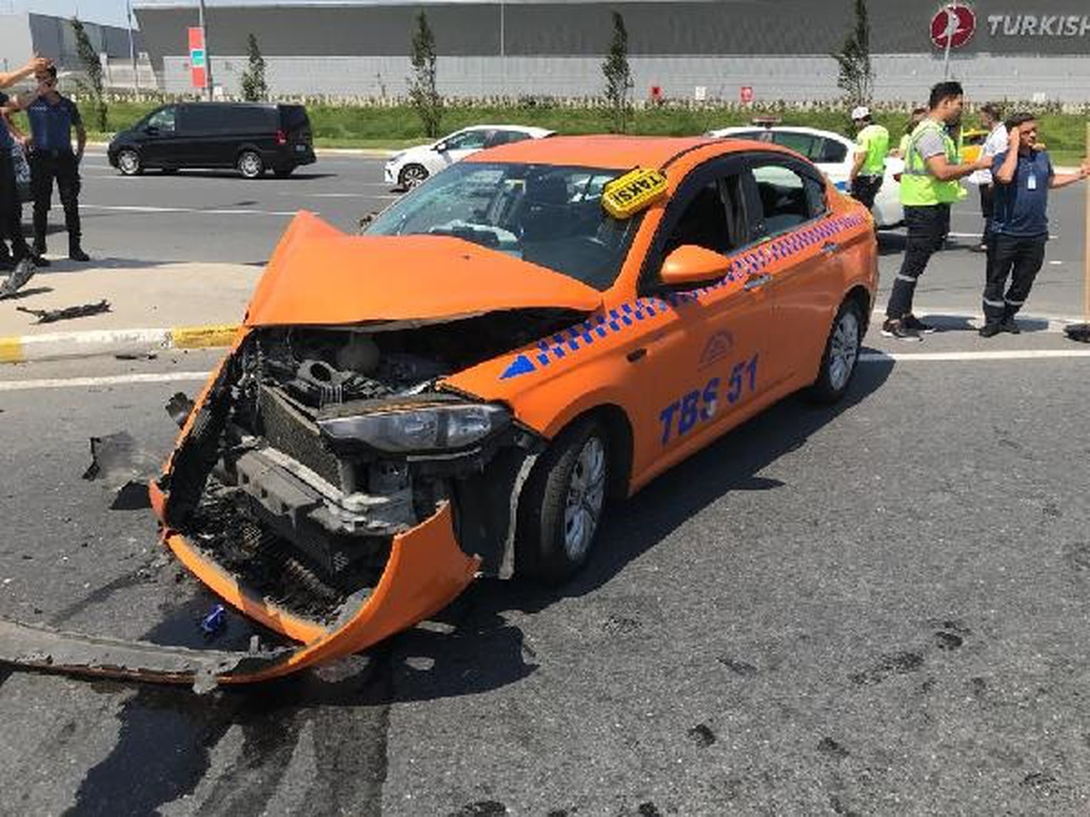 İstanbul Havalimanı Çıkışında Taksi ile Cip Çarpıştı: 3 Kişi Yaralandı