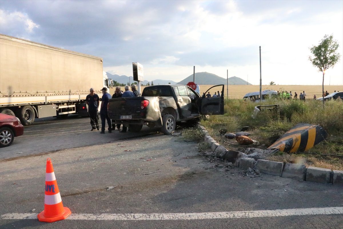 Kayseri\'de pikap ile işçi servisi çarpıştı: 21 yaralı