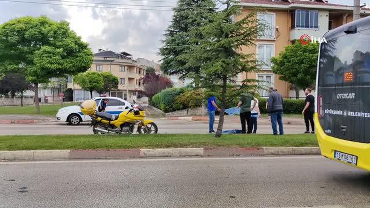 Kazada yaralanan PTT memurunu yağıştan çöp poşetiyle korudular