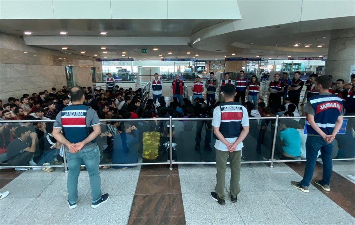 Kocaeli\'de 24 düzensiz göçmen ülkelerine gönderildi