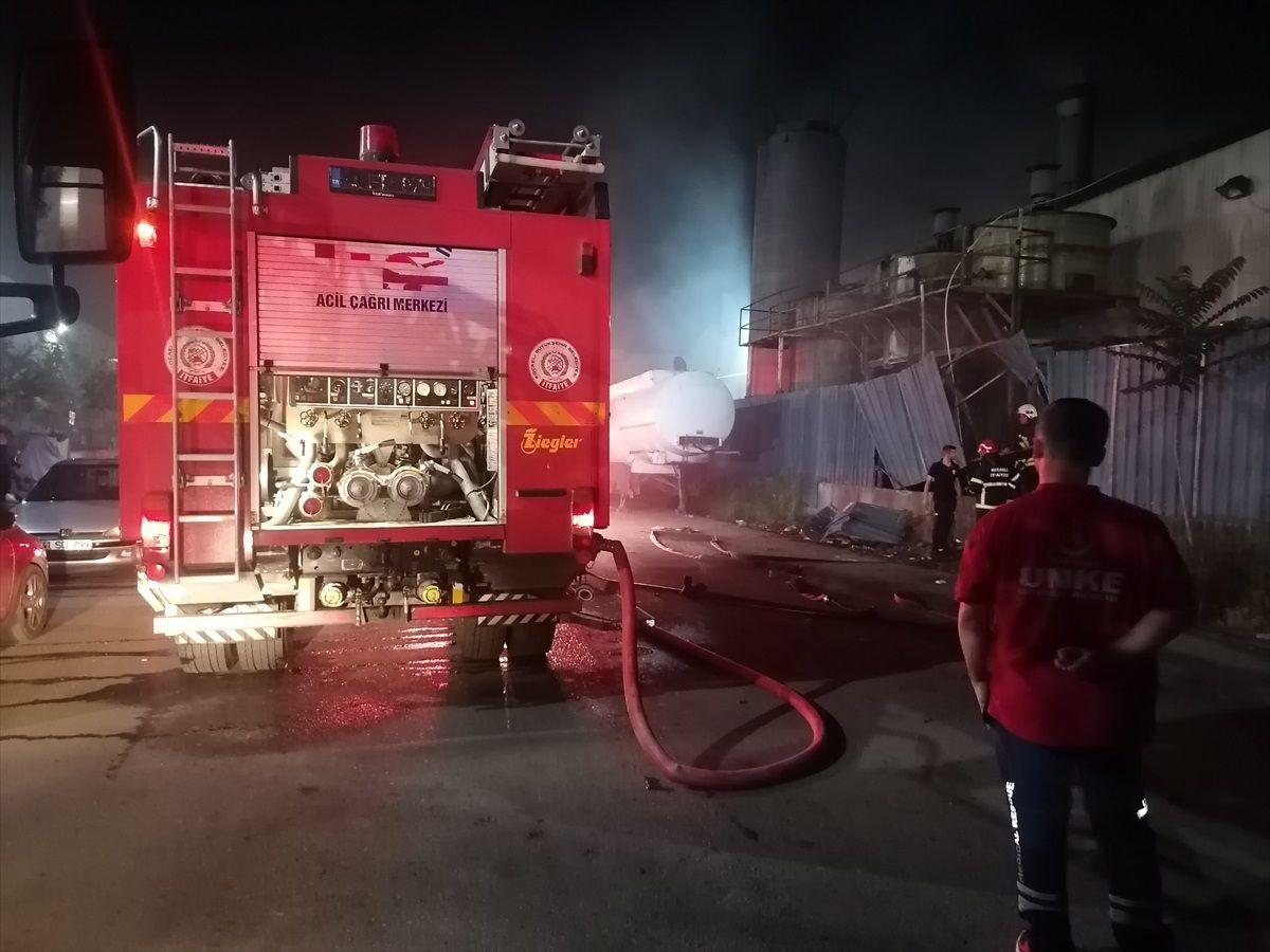 Kocaeli Başiskele\'de Geri Dönüşüm Tesisi İkinci Kez Yoğun Dumanla Karşılaştı