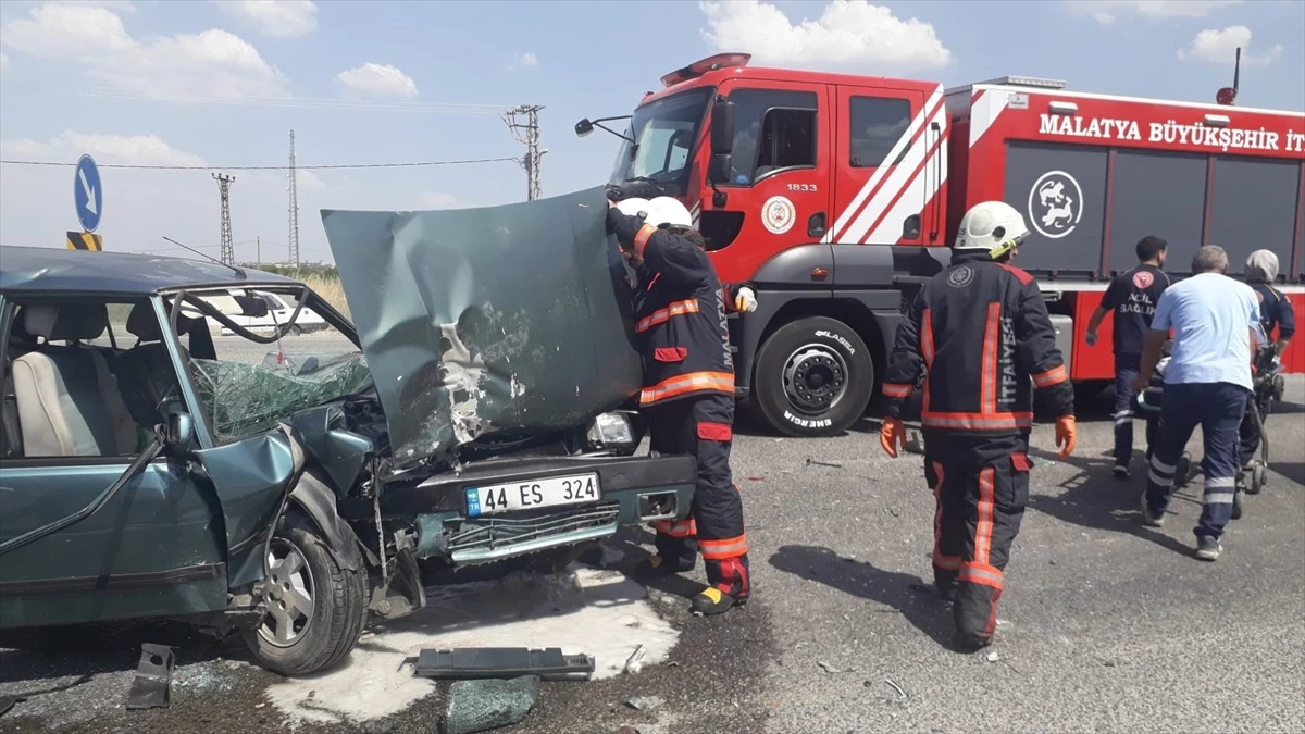 Malatya\'da Hafif Ticari Araç ile Otomobil Çarpıştı: 3 Kişi Yaralandı