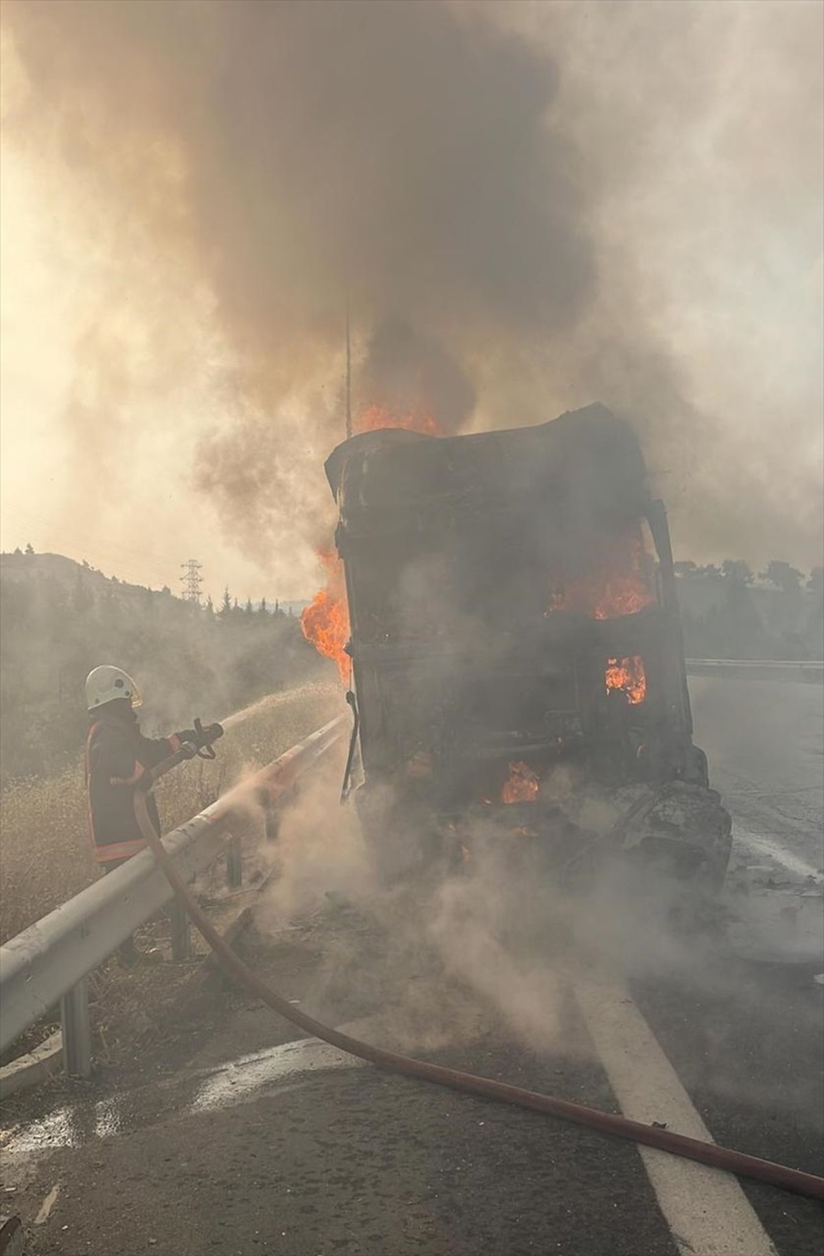 Mersin Tarsus ilçesinde seyir halindeki tırda çıkan yangın söndürüldü