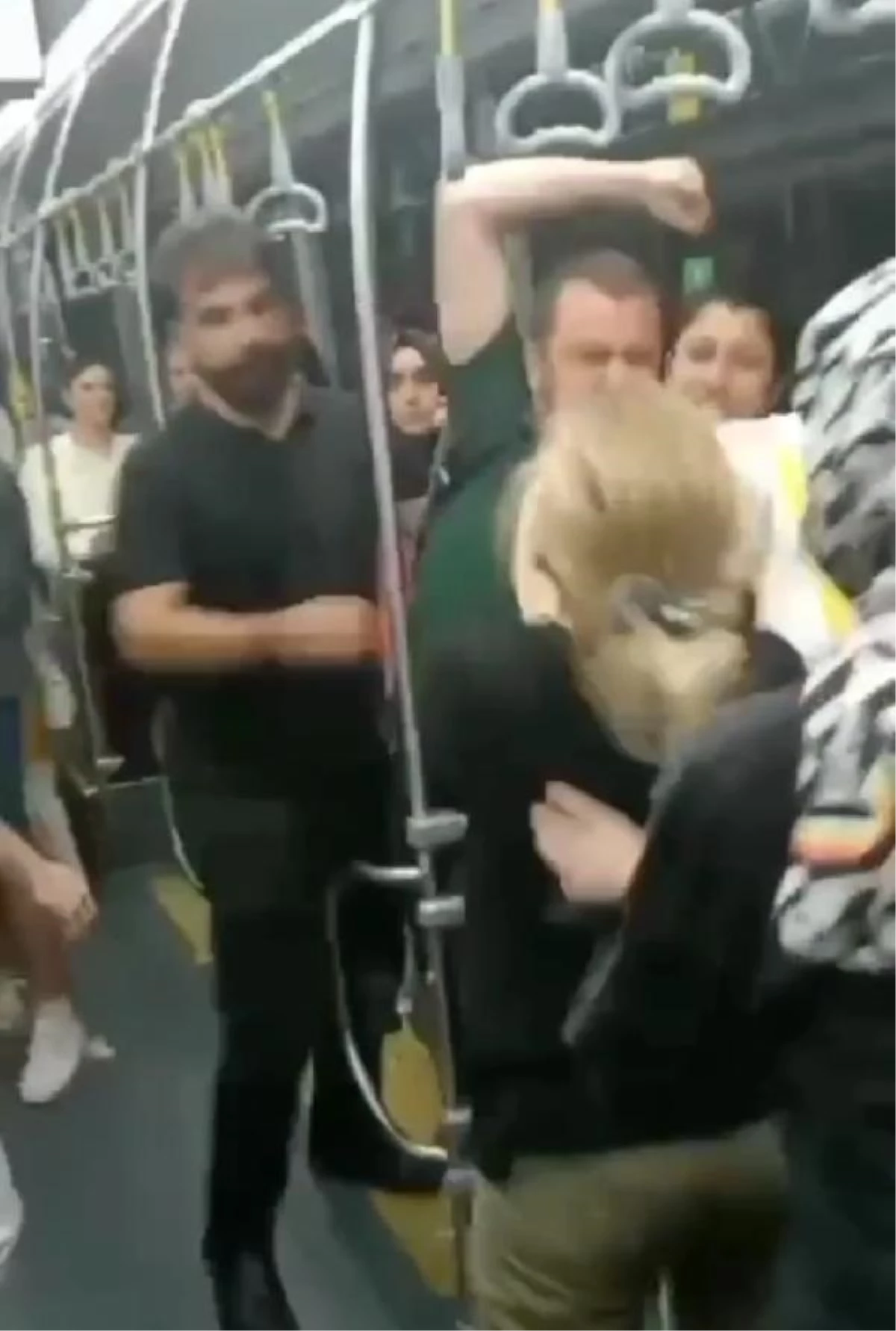 Metrobüste Hamile Kadın ile İki Kadın Arasında Kavga