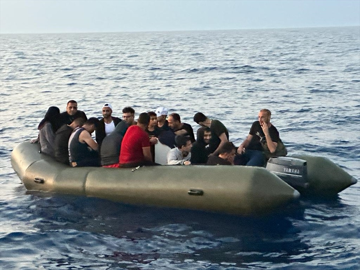 Muğla\'nın Datça ilçesi açıklarında 16 düzensiz göçmen kurtarıldı, Bodrum\'da 29 göçmen yakalandı