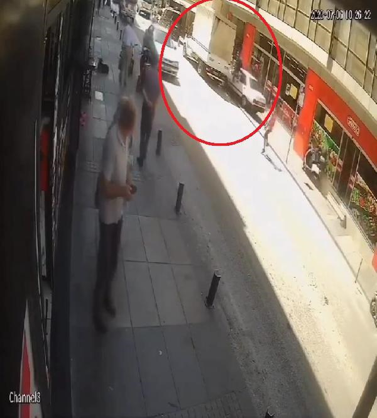 Ehliyetsiz sürücünün kaza anı güvenlik kamerasına yansıdı