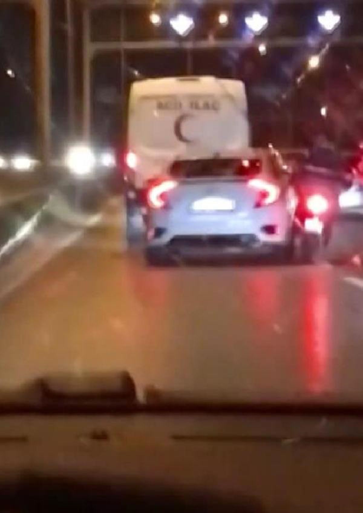 Ümraniye-Şile Yolunda Makas Atan Sürücü, Motosikletliyi Sürükledi