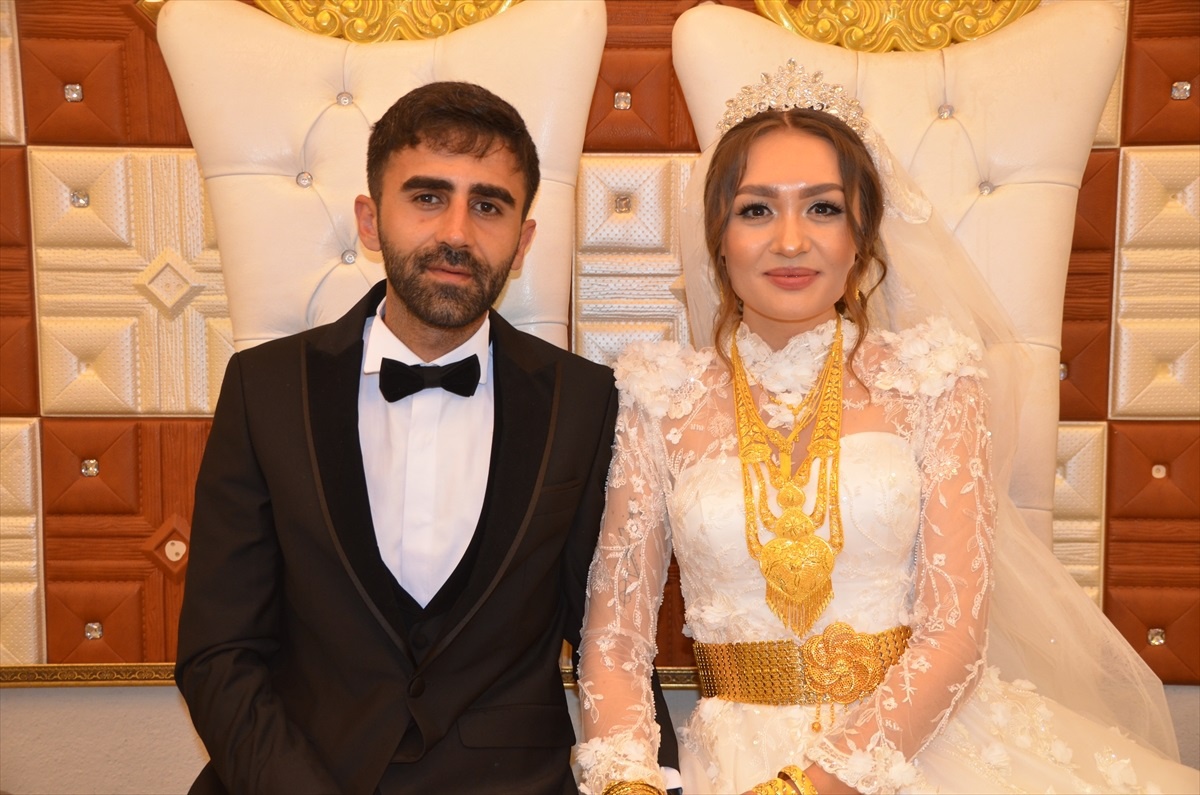 İstanbul\'da tanışan çift, Yüksekova\'da düğünle evlendi