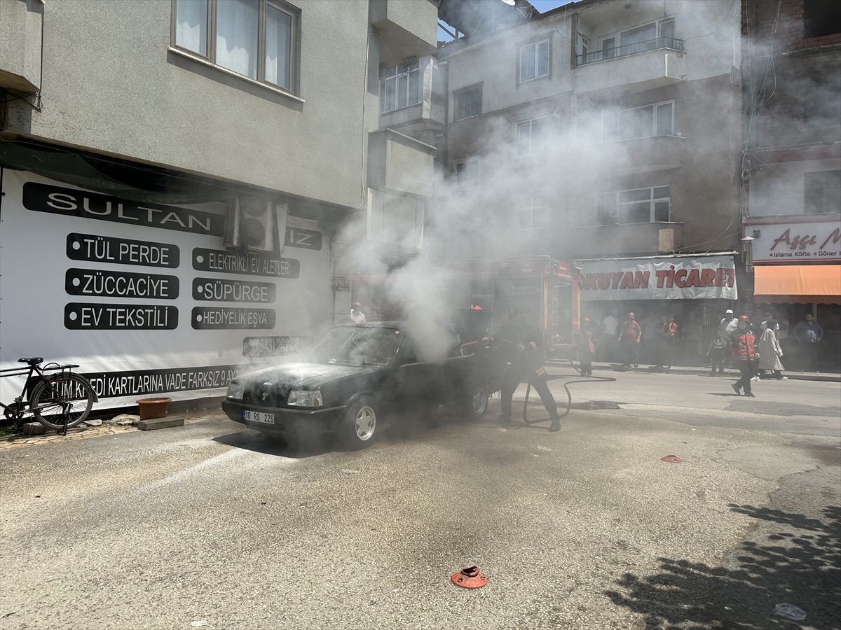 Akyazı\'da park halindeki otomobilde çıkan yangın söndürüldü
