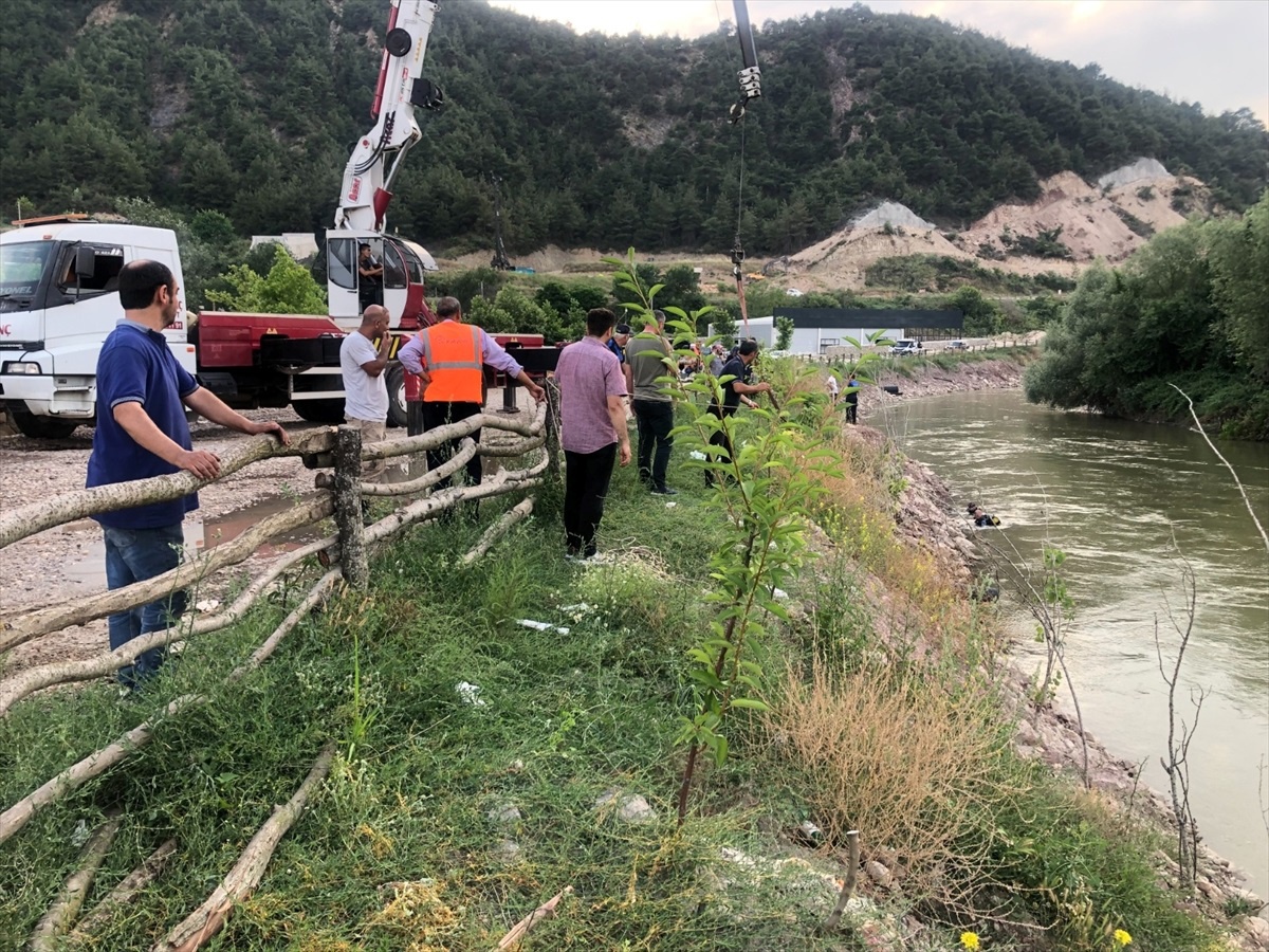Sakarya Nehri\'ne düşen kamyonet vinçle çıkartıldı