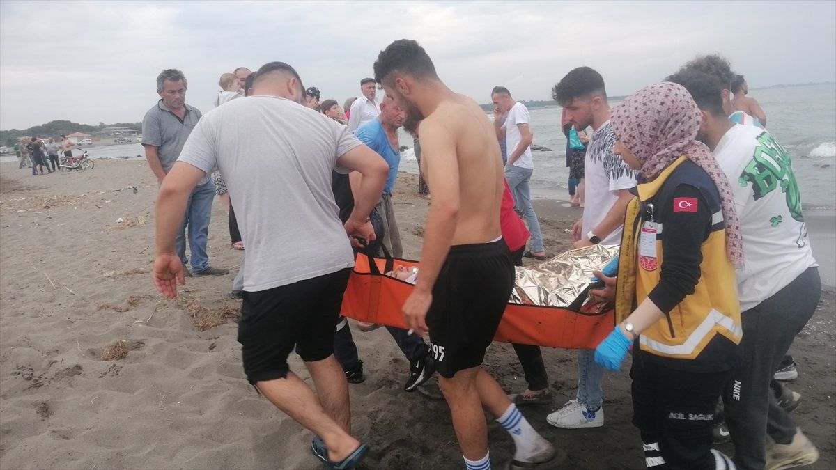 Samsun\'da Denizde Boğulma Tehlikesi Geçiren 3 Kişi Kurtarıldı