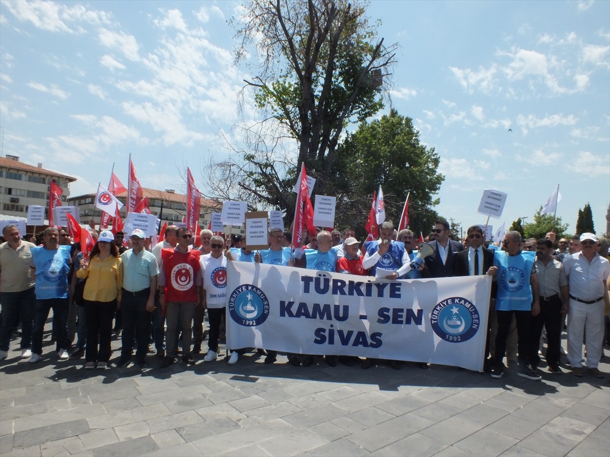 Sivas\'ta Kamu-Sen ve Bağlı Sendikalar Memur Maaşlarına Zam Talep Ediyor