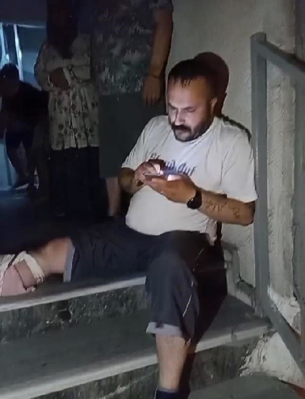 Sultangazi\'de Motosikletli Saldırı: Uğurlu Silahla Yaralandı