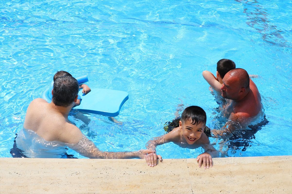 Engelli çocuklar yüzme kursunda sosyalleşiyor