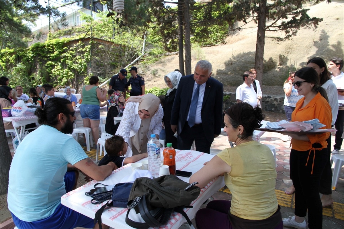 Tekirdağ Valisi Aziz Yıldırım ve eşi Güllühan Yıldırım, koruyucu ailelerle ve çocuklarla bir araya geldi