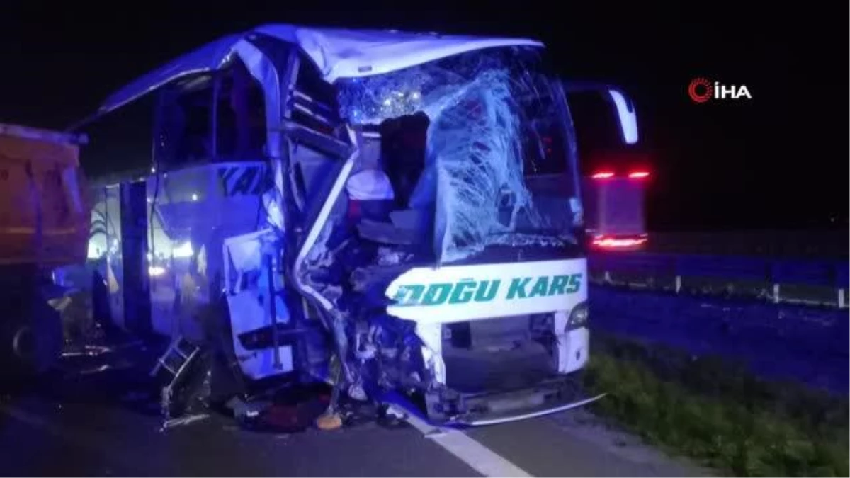 TEM\'in Bolu geçişinde yolcu otobüsü ile tır çarpıştı: 1\'i ağır 18 yaralı