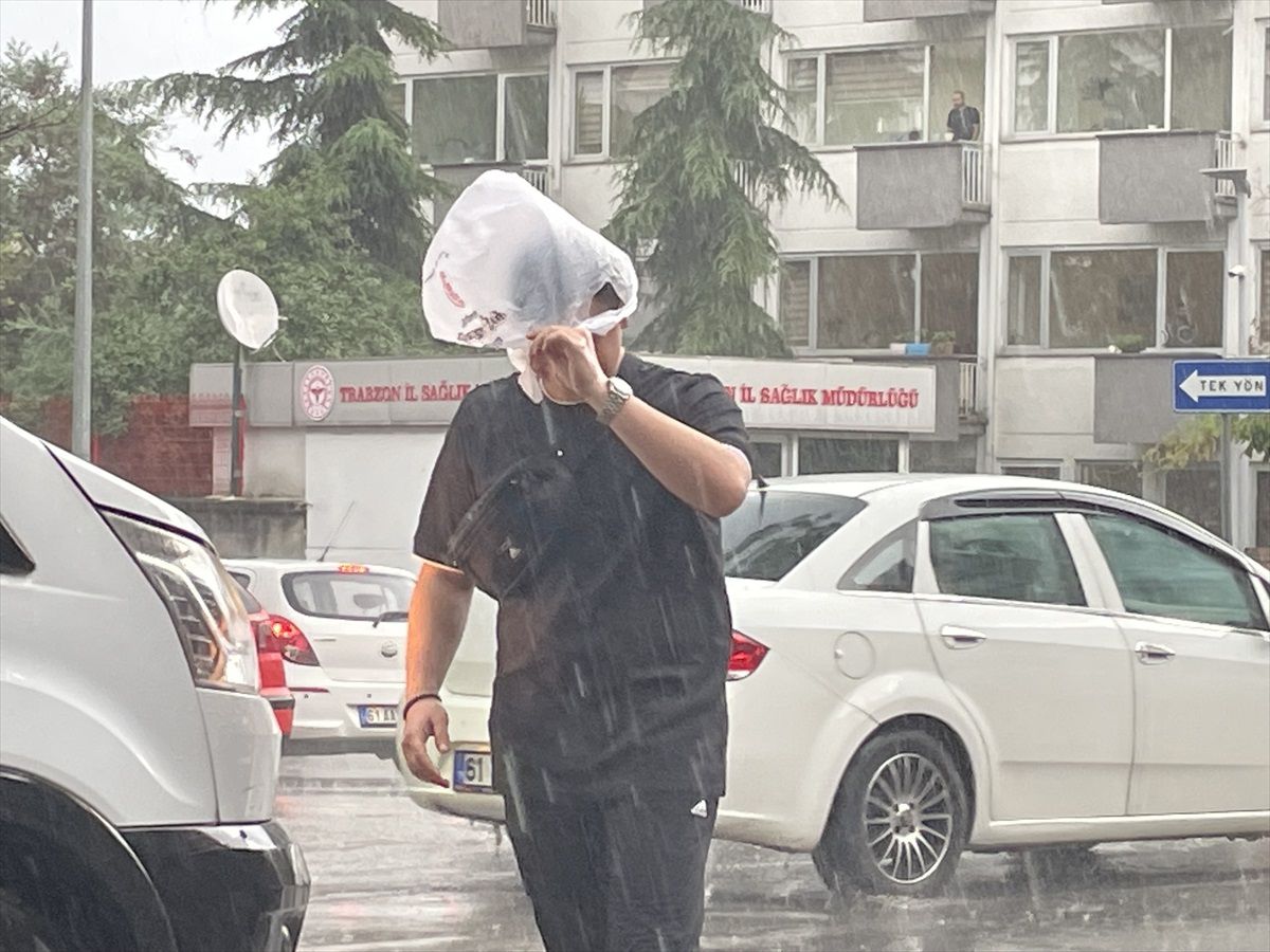 Trabzon\'da Sağanak Yağış Vatandaşları Zorladı