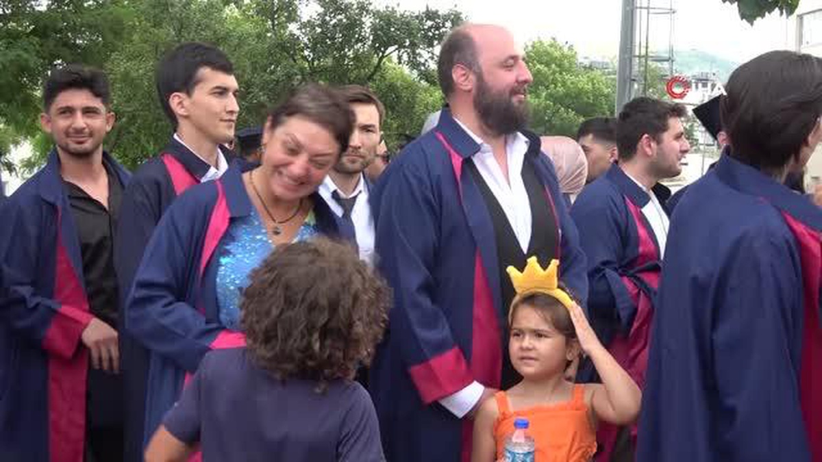 Abla-kardeş aynı fakülteden birlikte mezun oldu