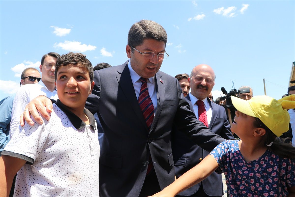 Adalet Bakanı Yılmaz Tunç, Adıyaman\'da Depremzedelerle Görüştü